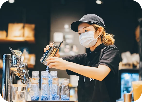 茶飲店人員調製手搖飲